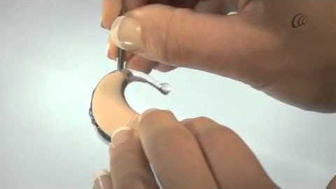 Nucleus® 5 - Attaching and removing tamper resistant earhook