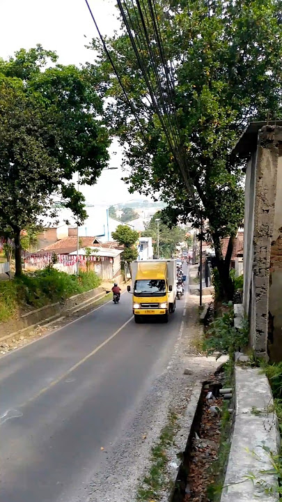 si kuning melesatt di tanjakan #trukviral #tanjakanviral #trukganteng