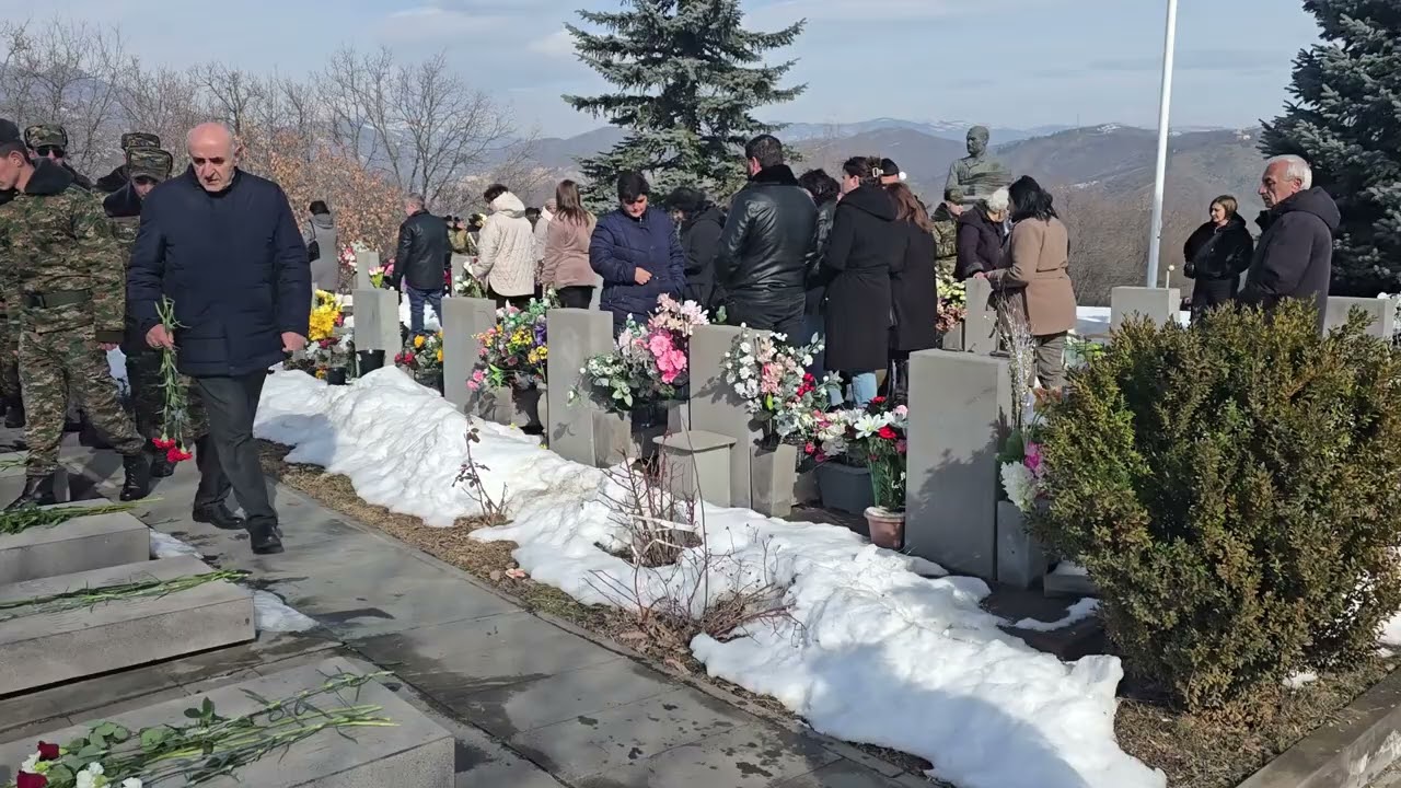 Կապանի Բաղաբուրջի հուշահամալիրում զինվորականները՝ պատվո պահակներ․ հնչում են ՀՀ եւ բանակի օրհներգերը
