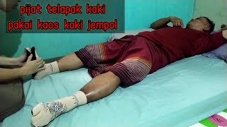 Pijat tradisional, pijat telapak kaki pakai kaos kaki jempol 😁