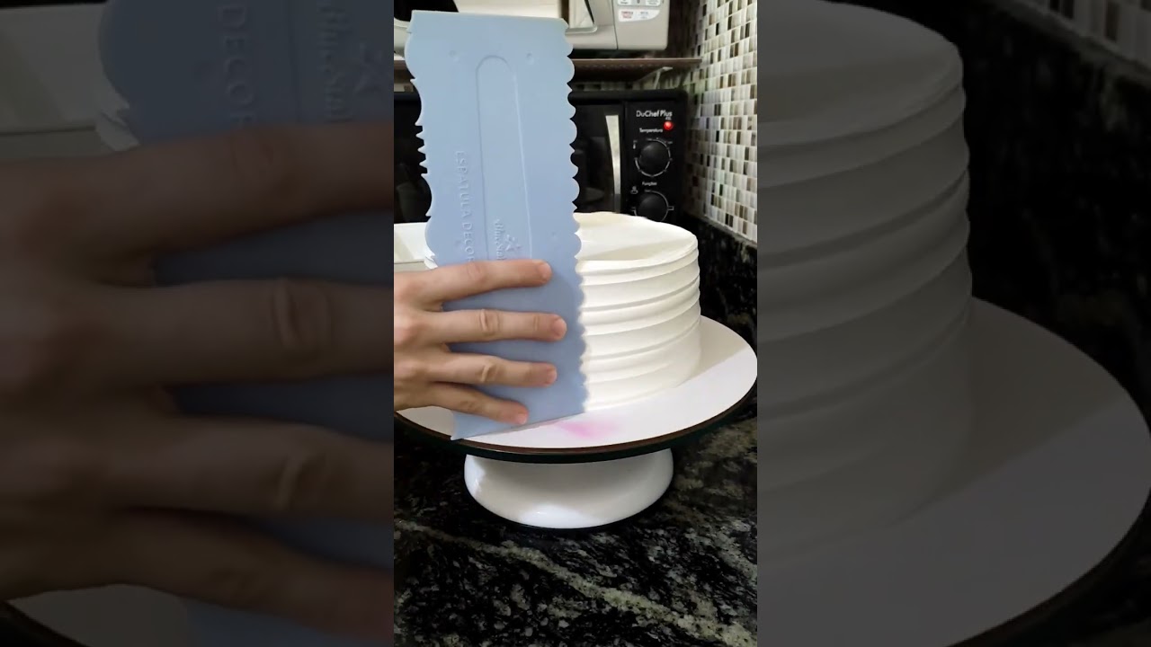 Decorando um bolo com chantininho, bem prático, sem bico de confeitar e sem corantes 😁 #confeitaria