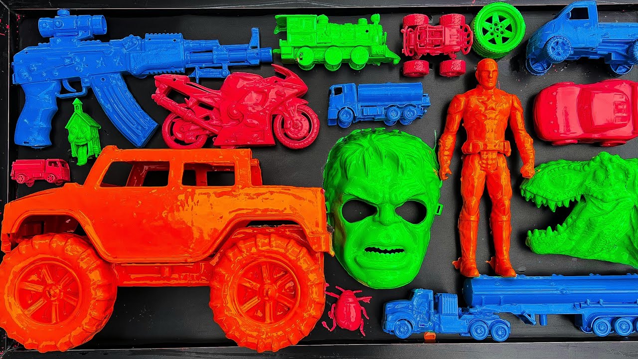 Membersihkan mainan mobil mobilan, truk tangki, mobil monster, Motor balap, mainan topeng