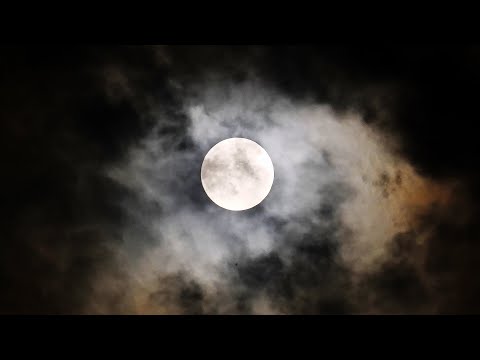 230929 흐르는 구름 사이로 떠오르는 한가위 보름달 a full moon in the cloudy sky: 추석 Chuseok, Korean Thanksgiving Day