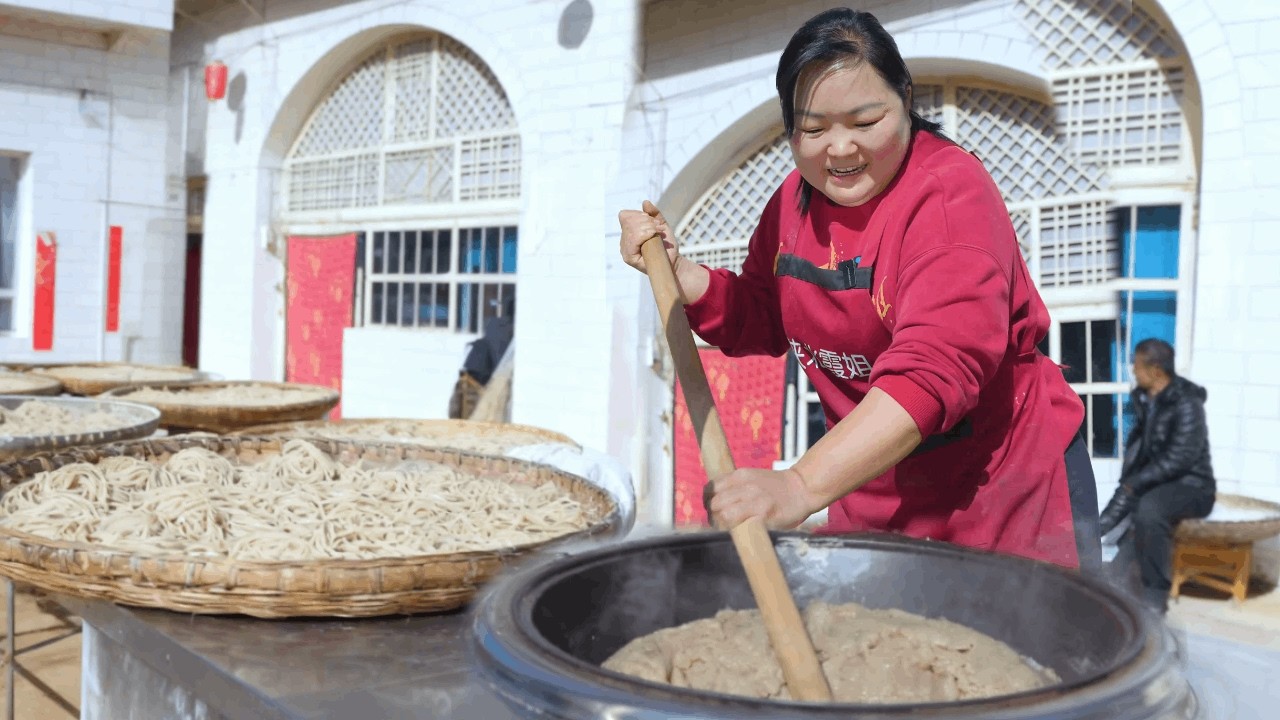 【陕北霞姐】过年大鱼大肉吃腻了，霞姐教你做陕北老味道，荞麦面搅团，筋道爽滑，低脂又解腻！