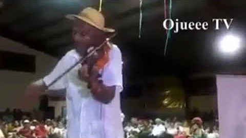 LEOVIGILDO GONZLEZ INTERPRETA CON LA MADRE DE LOS HIJOS.