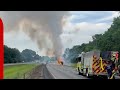 Brennender Feuerwerks-Anhänger legt Autobahn in den USA lahm und sorgt für Sperrung!