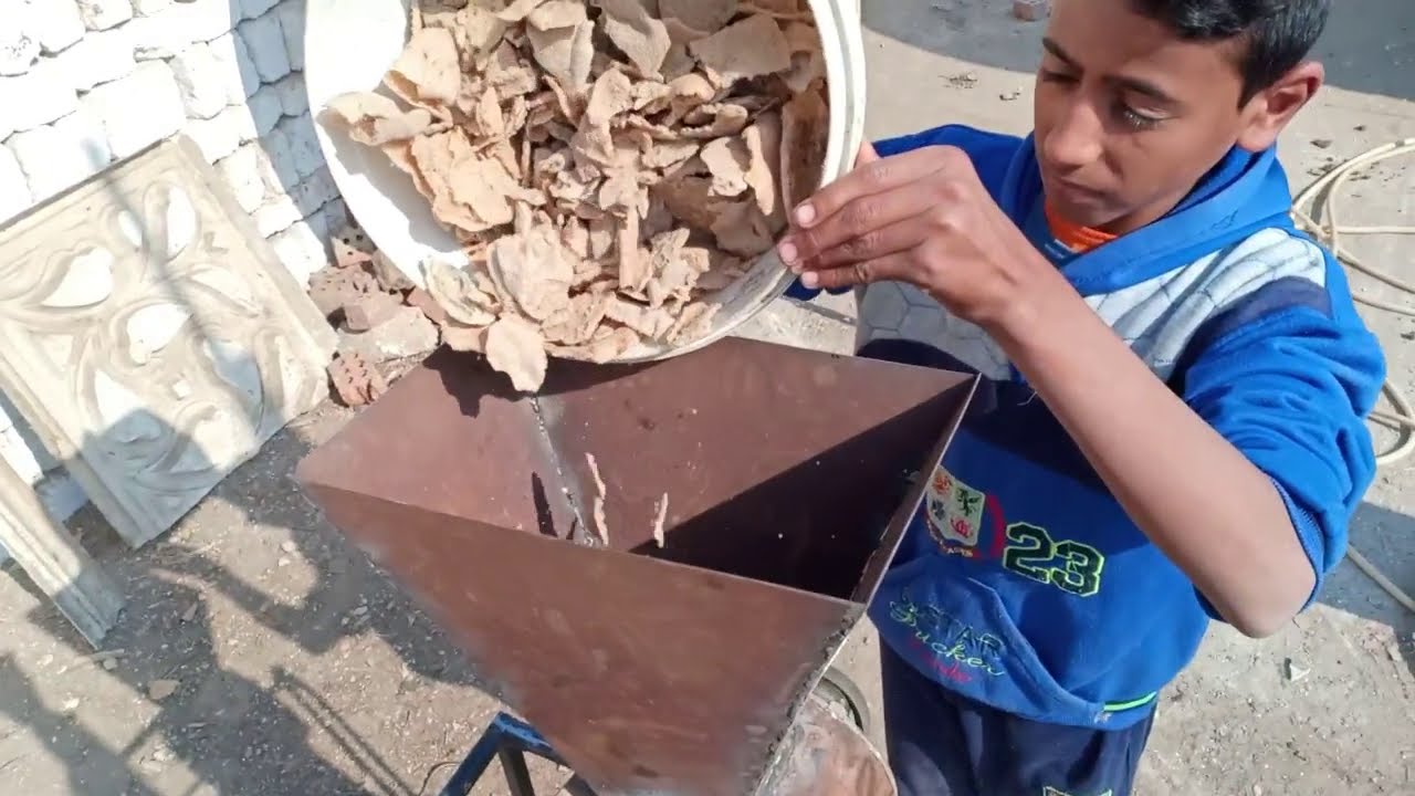 طريقة عمل مطحنة غلال فى المنزل او كسارة عيش ناشف للطيور How to make.