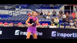 Catherine Mcnally vs Karolina Muchova. Ostrava Open 2022. Salida a pista