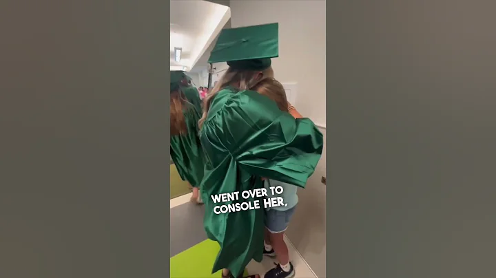 Little sister gets emotional seeing her big sister graduate high school 🥹 - DayDayNews