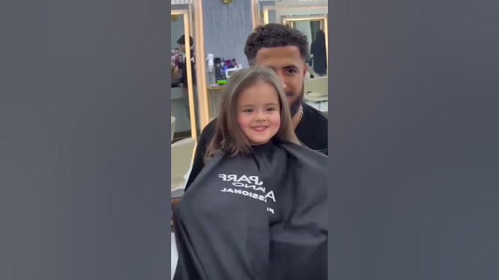 The beautiful little girl is making beautiful gestures, showing the barber how much she likes him.🥰