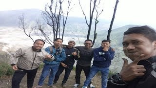 Ponsel Jatuh ke Kawah Gunung Bromo saat Selfie, Pemuda Ini Nekat Turun Mengambil