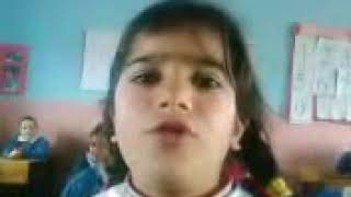 23 Nisan Için Şiir Okumaya Çalışan Küçük Kız