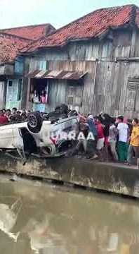 Ugal Ugalan Mobil ini tabrak dua orang, warga ngamuk mobil diceburkan kesungai