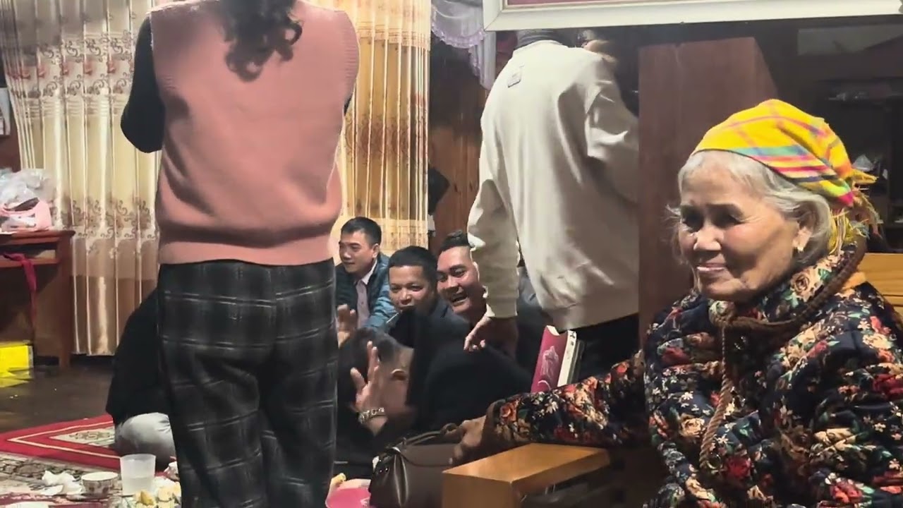 Xếp hàng mừng tuổi cho các cháu nhỏ