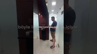 Hindistanda Bir Havalimanı, Sigara Içme Alanı
