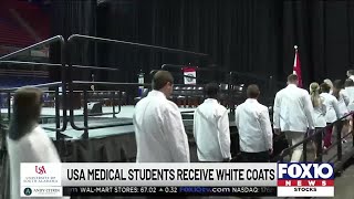 USA medical students receive white coats