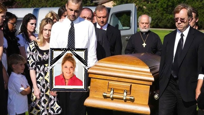 La trágica muerte de Ana María Polo: Su marido sostiene su retrato y llora en el funeral. - YouTube