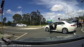 Car runs red light and T bones another - Picton