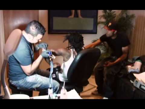 Lil Wayne getting tatoo