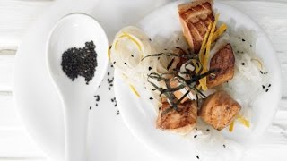 Лосось по-японски. Салат из редьки дайкон. Лосось по-японски. Салат из редьки дайкон.