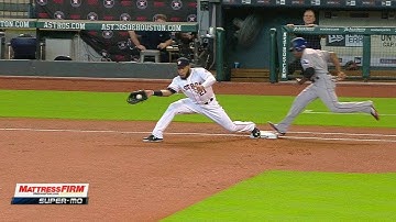 TEX@HOU: Altuve makes backhanded play, nabs DeShields