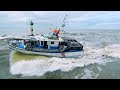  ocan dmont un bateau de pche est pris par un fort courant contre la digue de capbreton 