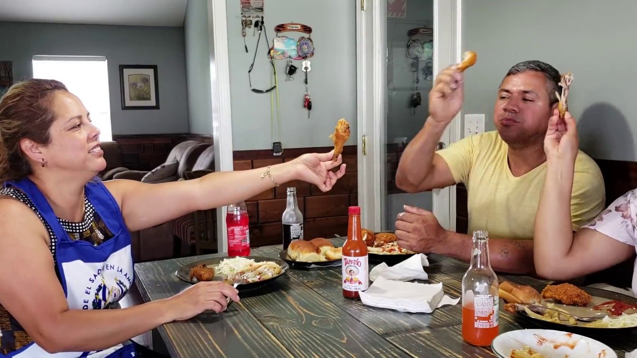 Comiendo pollo campero mientras platicamos