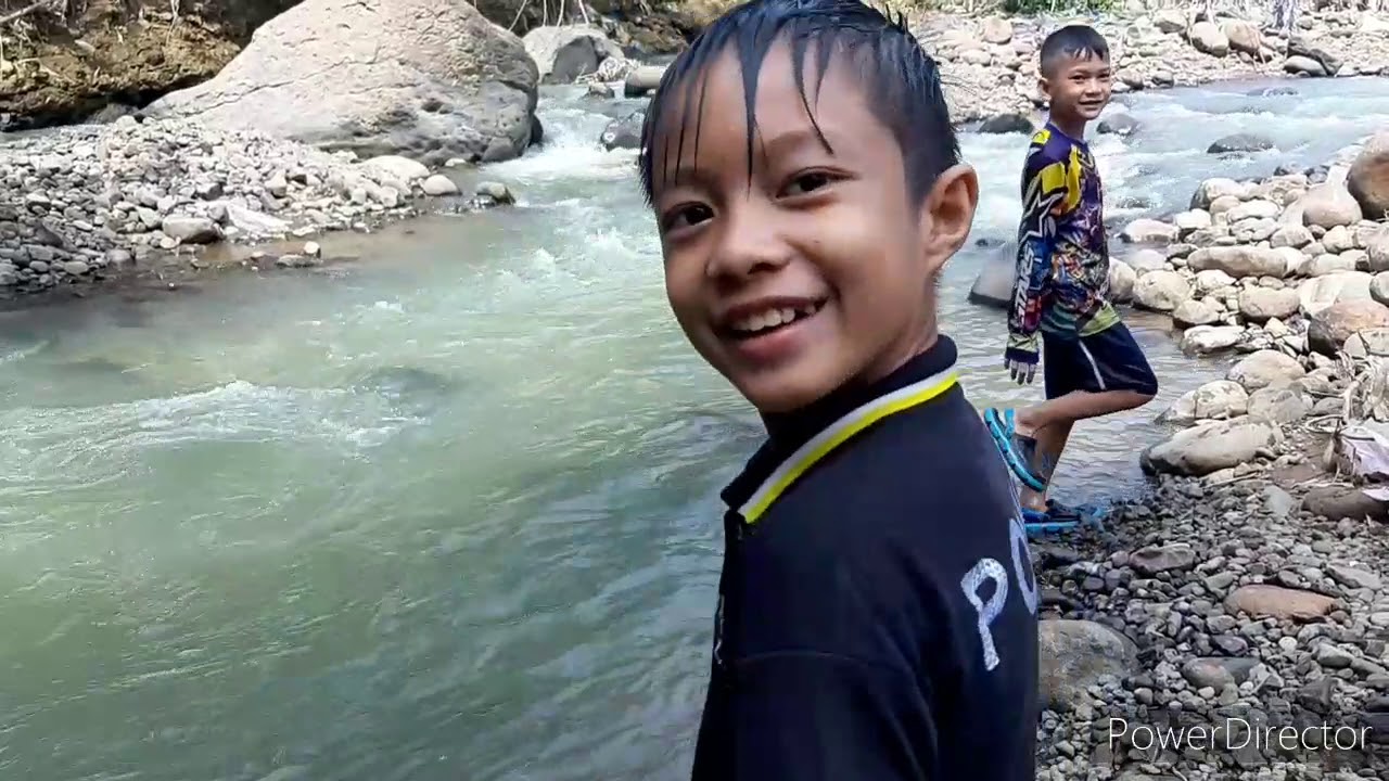 Mencari ikan di sungai 