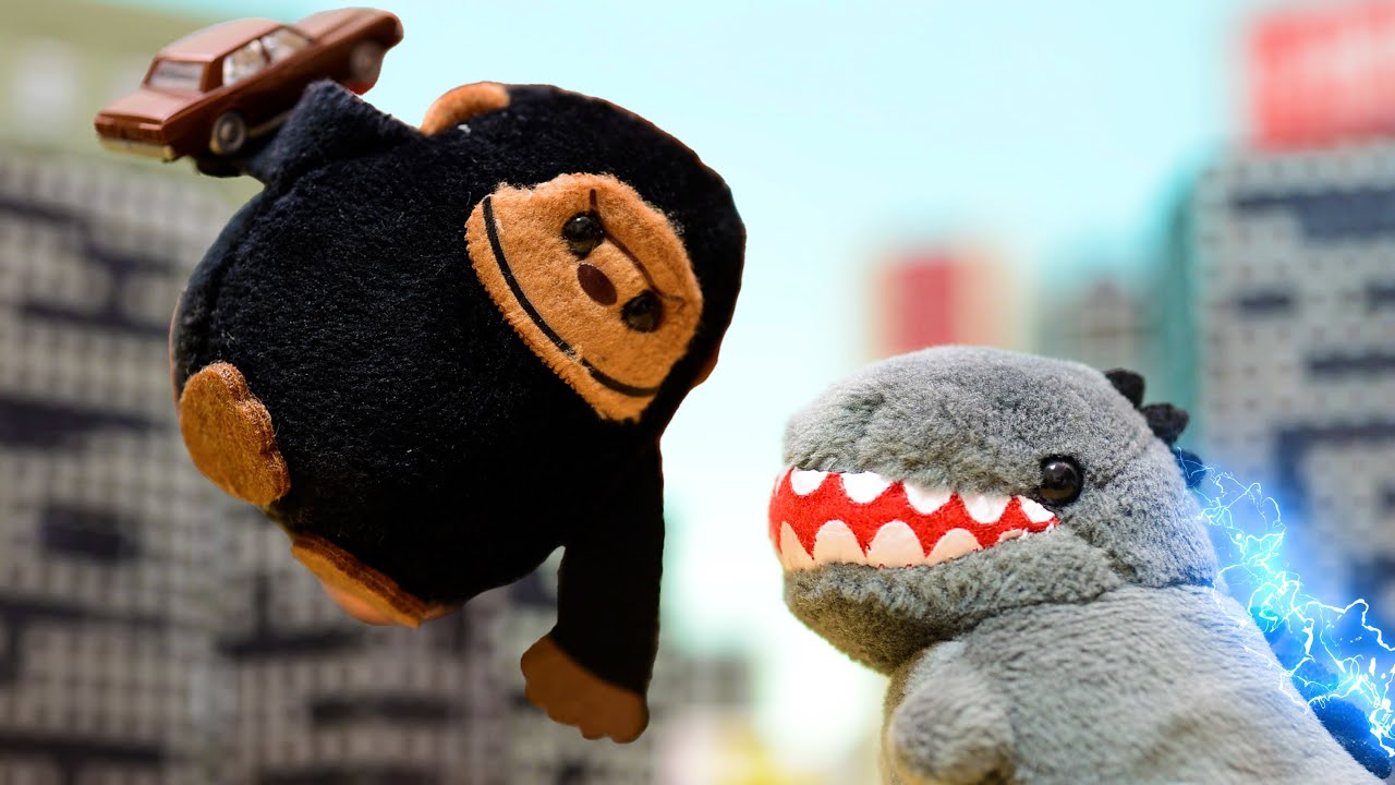 Годзилла против Конга (но они плюшевые куклы)