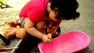 Eylül Oyuncak Bebek Yikiyor Çamurla Oynayan Bebek Temi̇z Olucakmi