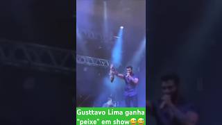 Gusttavo Lima ganha peixe em show