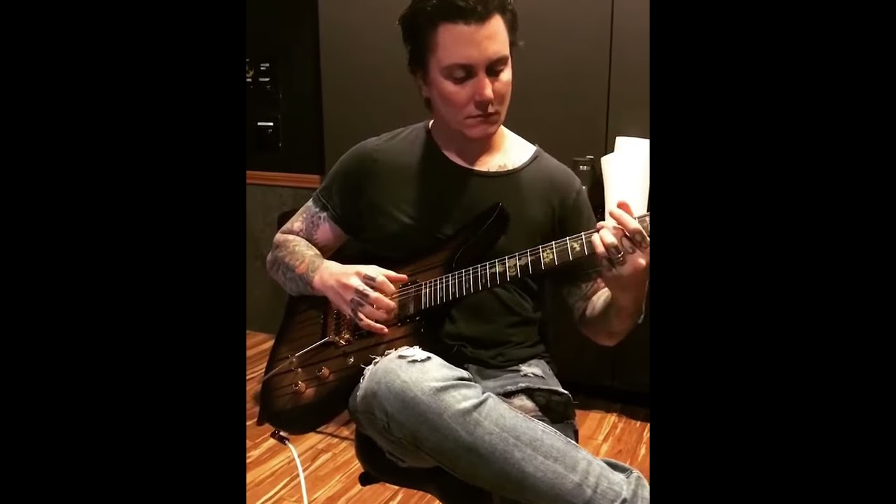 Cover Plays the intro Burried Alive from Synyster Gates