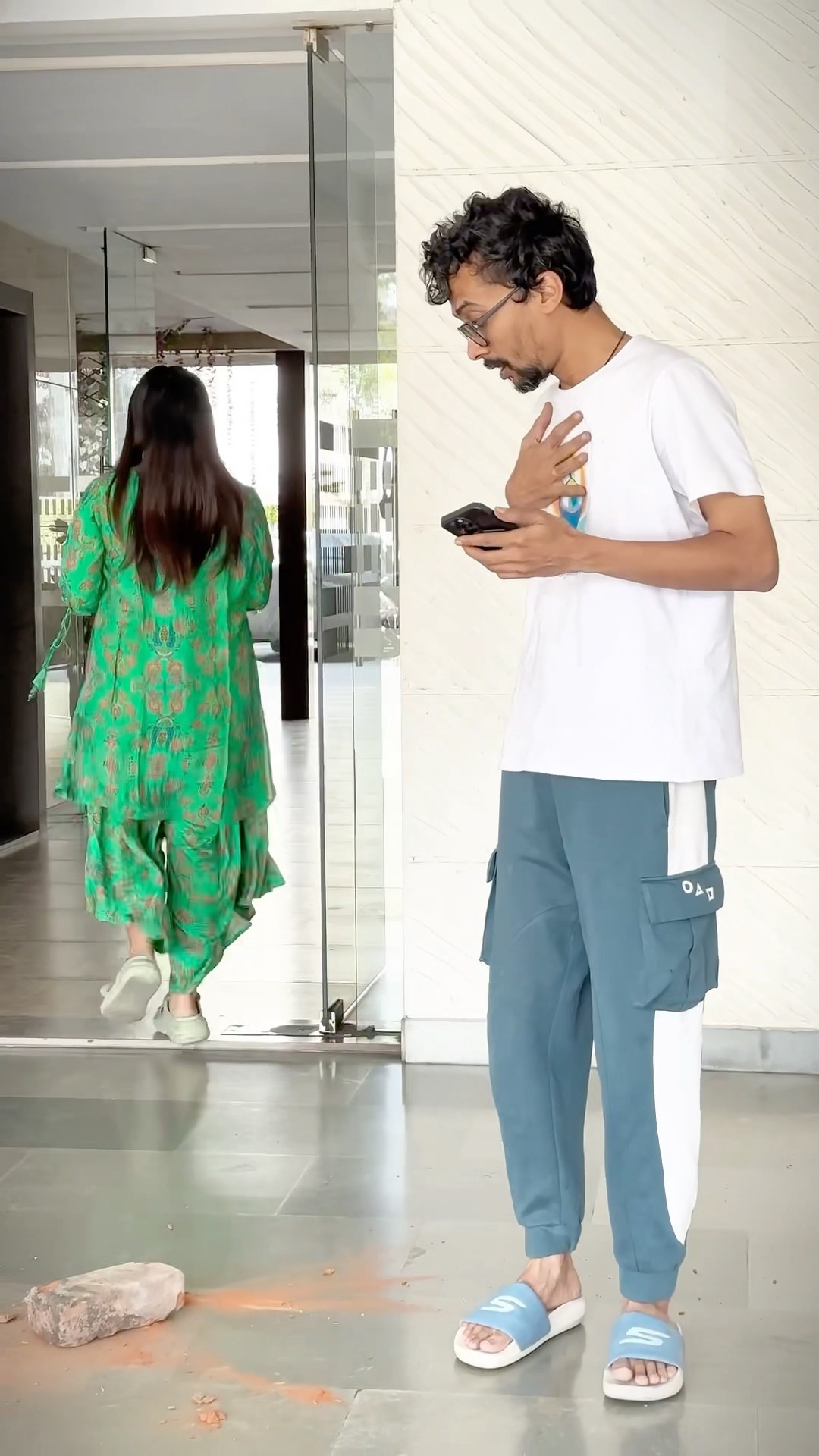 Apko ghar pe sab se jyada kisse daar lagta hai #littleglove #Shorts #funny # #husbandwife