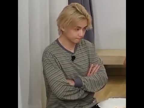 اقنعوني ان عمر هذا النتفه 27 راح يدخل بالـ 28 سنة Shorts Taehyung Army Bts Akv