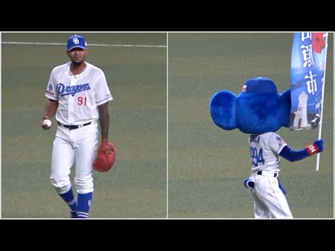 登板前のメヒアにエールを送るドアラ→それに気付いて小さく応えるメヒア (2023/06/24)