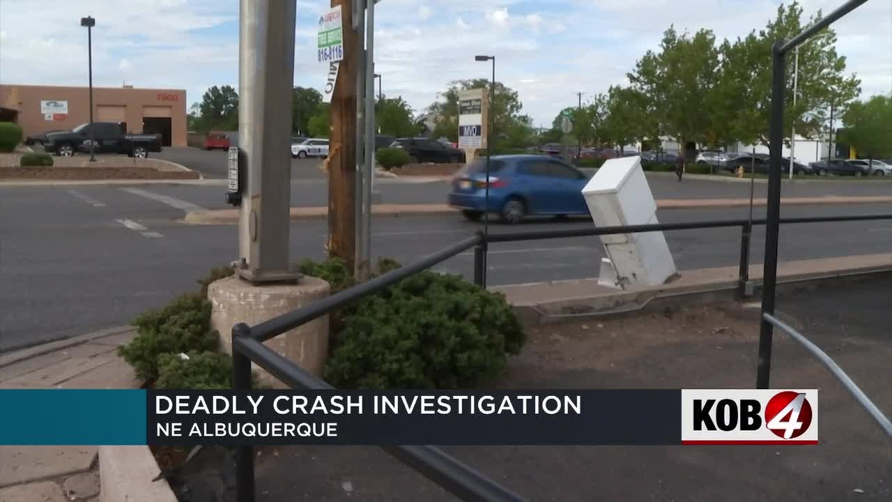 Overnight crash leaves 1 dead in northeast Albuquerque - YouTube