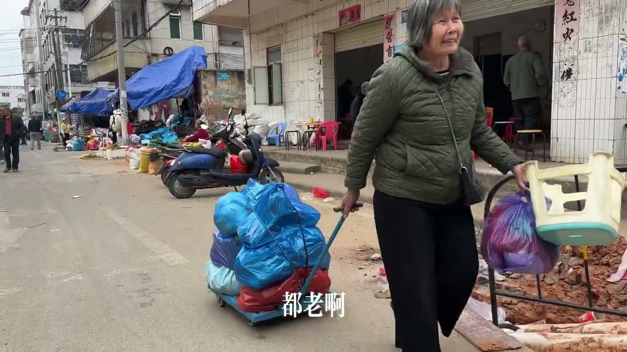 廣東小鎮燒鵝飯15塊錢，一大盤的肉，太便宜了。露營地高檔餐館賣鹿肉
