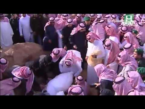 صور دفن الملك عبدالله بن عبدالعزيز في مقبرة العود