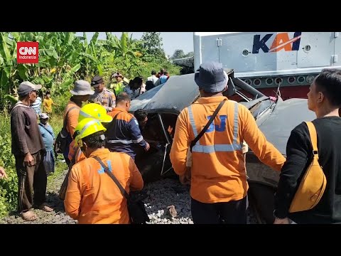 Penampakan Mobil vs KA Pandalungan di Pasuruan Tewaskan 3 Orang