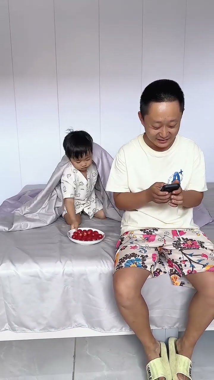 爸爸看手机入迷了，逗逗他！#Cute baby#Cute#呆萌小米宝#聪明宝宝#萌娃