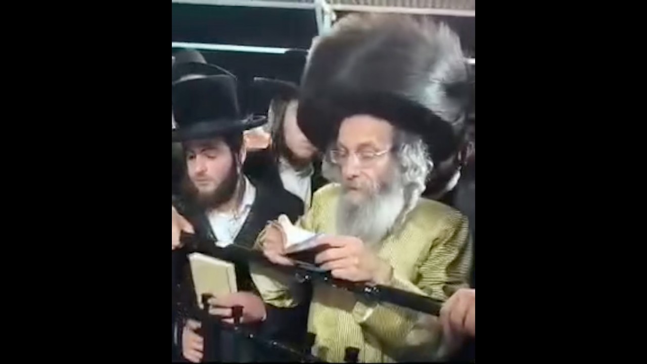 המשפיע רבי אלימלך בידרמן מעתיר בתפילה בציון האר׳י ז׳ל