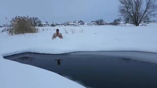 Extreme hardening Winter swimming Ice water swimming.Экстрим Закаливание Моржевание плавание в ледя