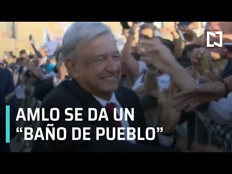 AMLO sale caminando de Palacio Nacional y se da "un baño de pueblo" - Transición 2018