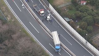 軽乗用車が逆走、正面衝突 １人死亡、神奈川