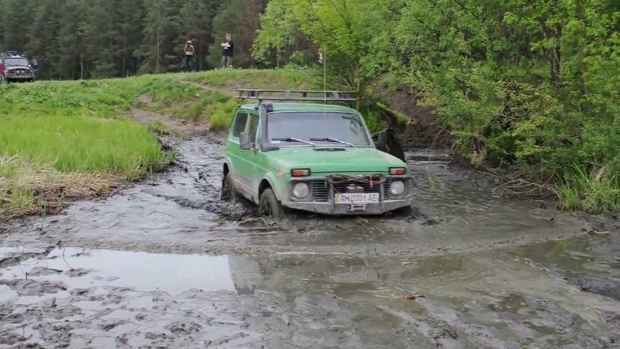 Нива по воде едет