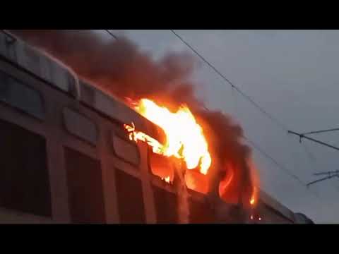 Indian Railways: कोयले से लदी मालगाड़ी का इंजन धूं - धूं कर जल उठा, आग लगने की वजह नहीं आ पाई सामने