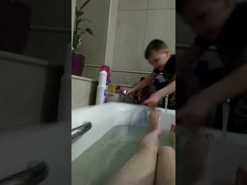 Снял на телефон как мама моется вк