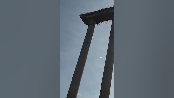 Shocking footage of an enormous bridge collapsing