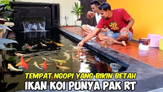 Ngopi dan nyantai di depan kolam koi milik pak RT