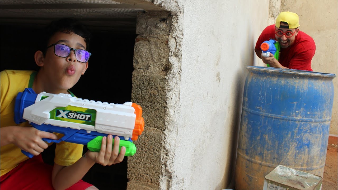 BRINCANDO DE PIQUE ESCONDE COM ÁGUA